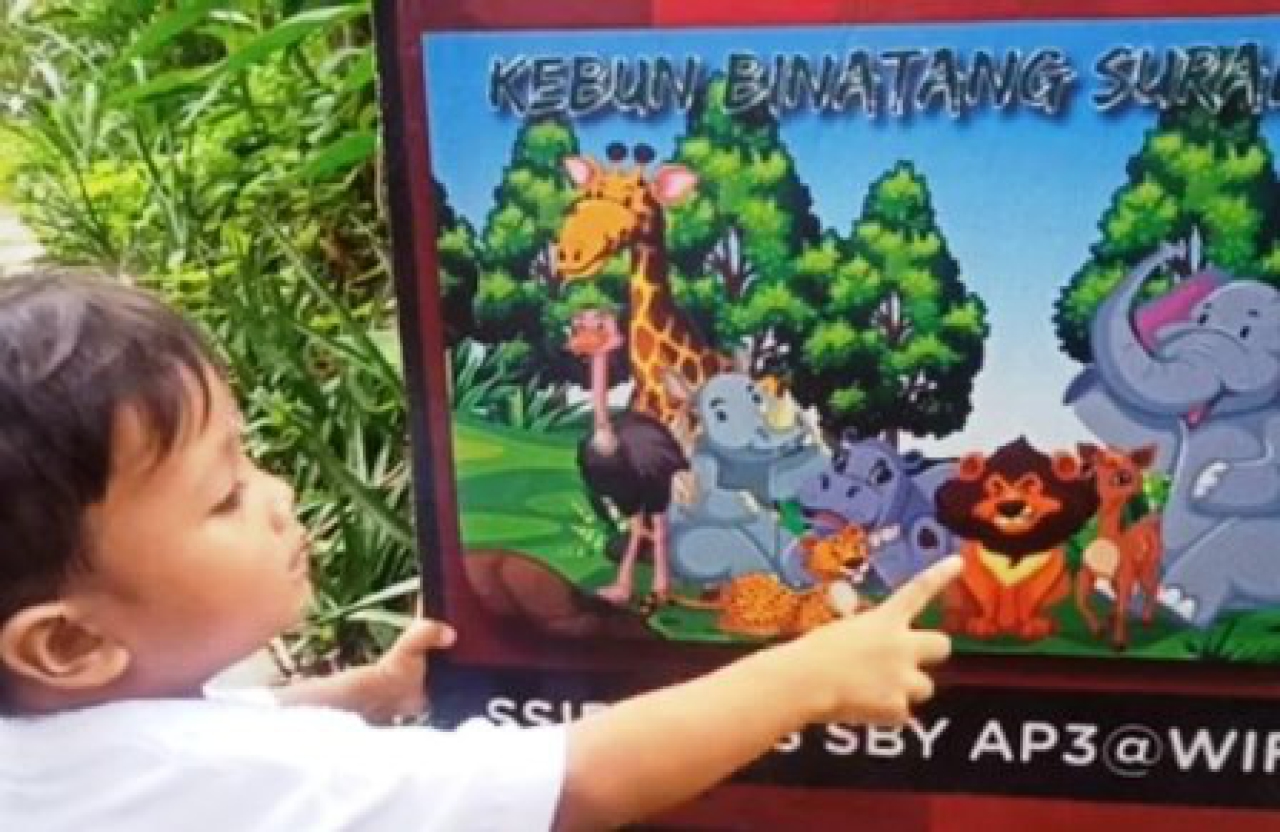 Anak-anak mengunjungi Kebun Binatang Surabaya.
