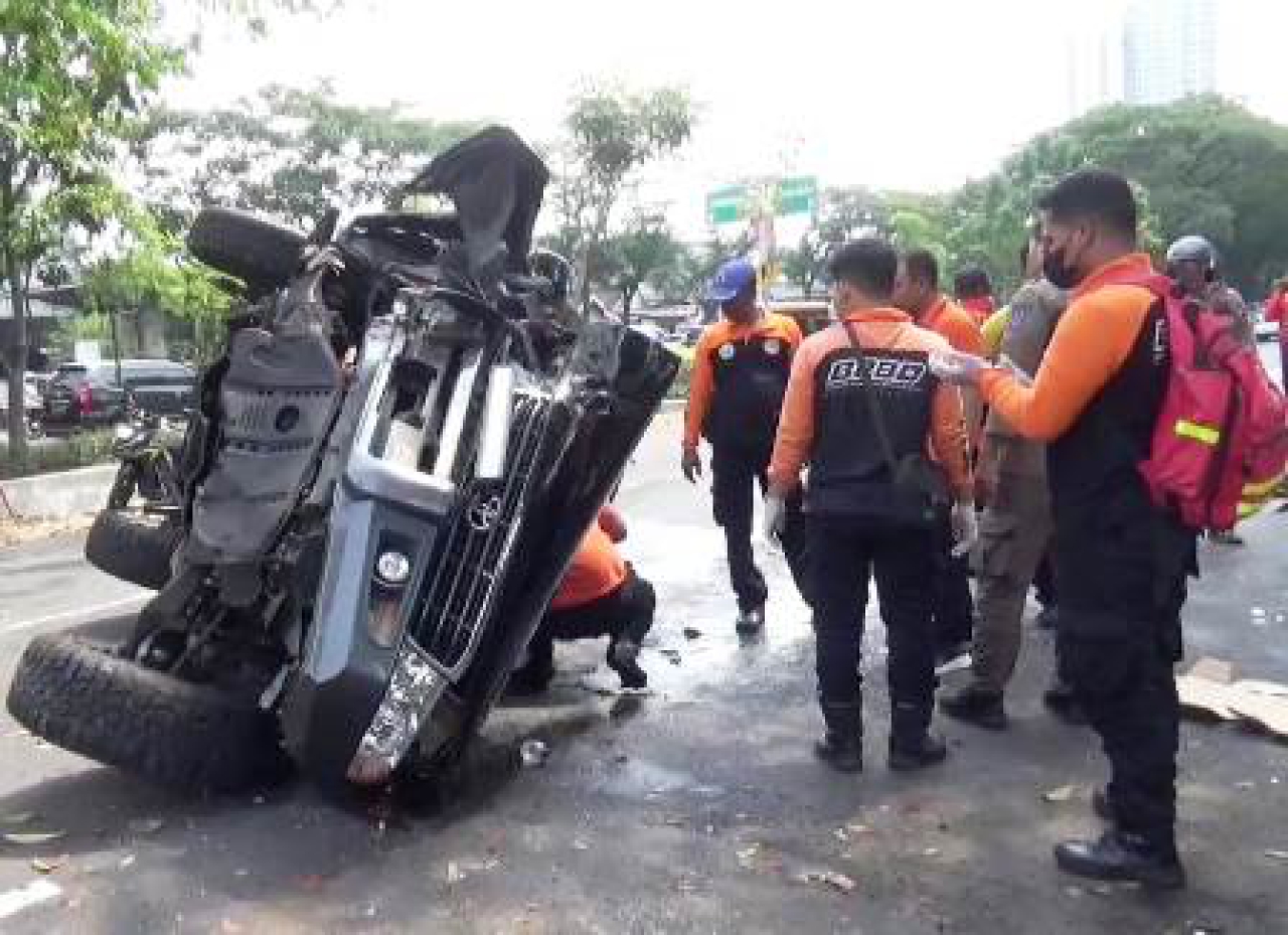 Toyota Land Cruiser Terbalik di Jl. Ahmad Yani Surabaya.