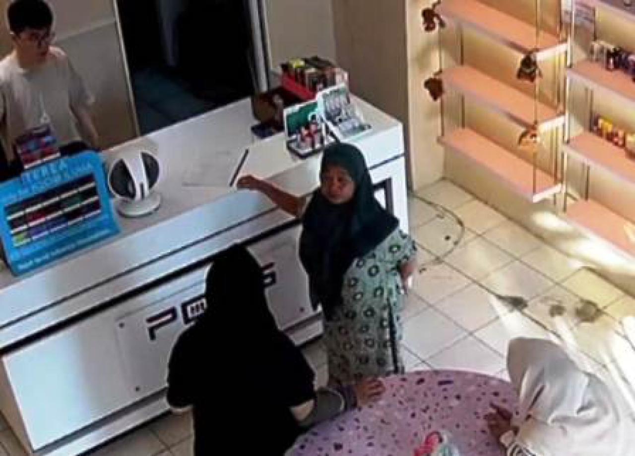 Emak-emak Minta Sumbangan HUT RI di Surabaya