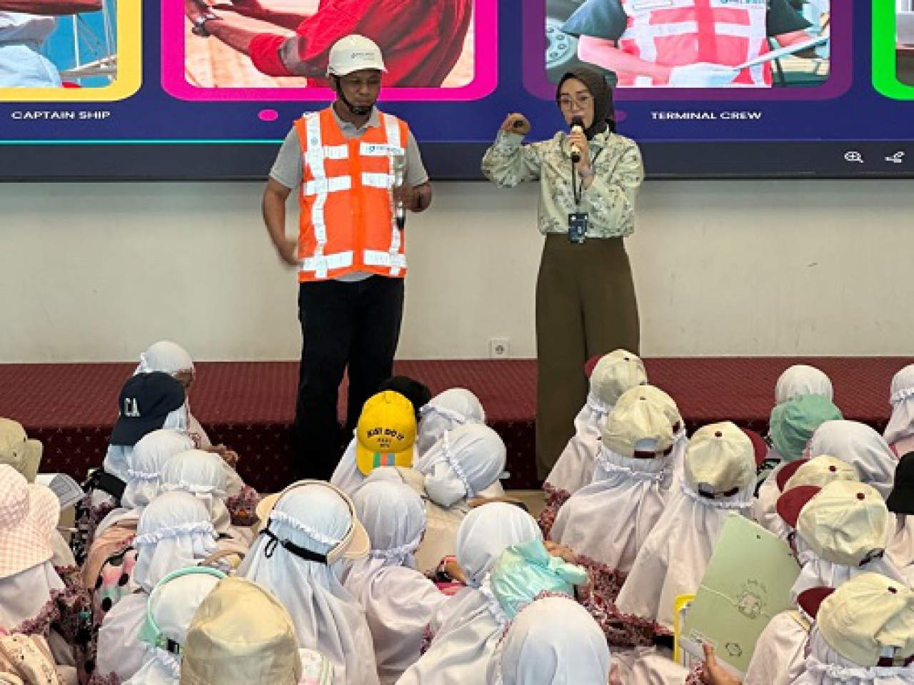 Ardiansyah dan Susana Emiliyasari (Pekerja TPS) memberikan materi kepada siswa SD Muhammadiyah 4 Surabaya.
