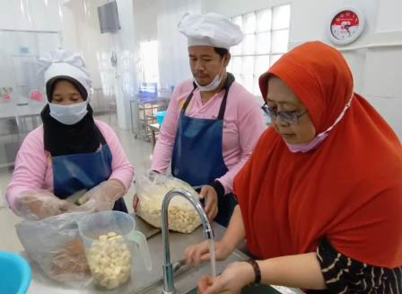 (kanan) Yayuk Eko Agustin saat di Dapur Program MBG