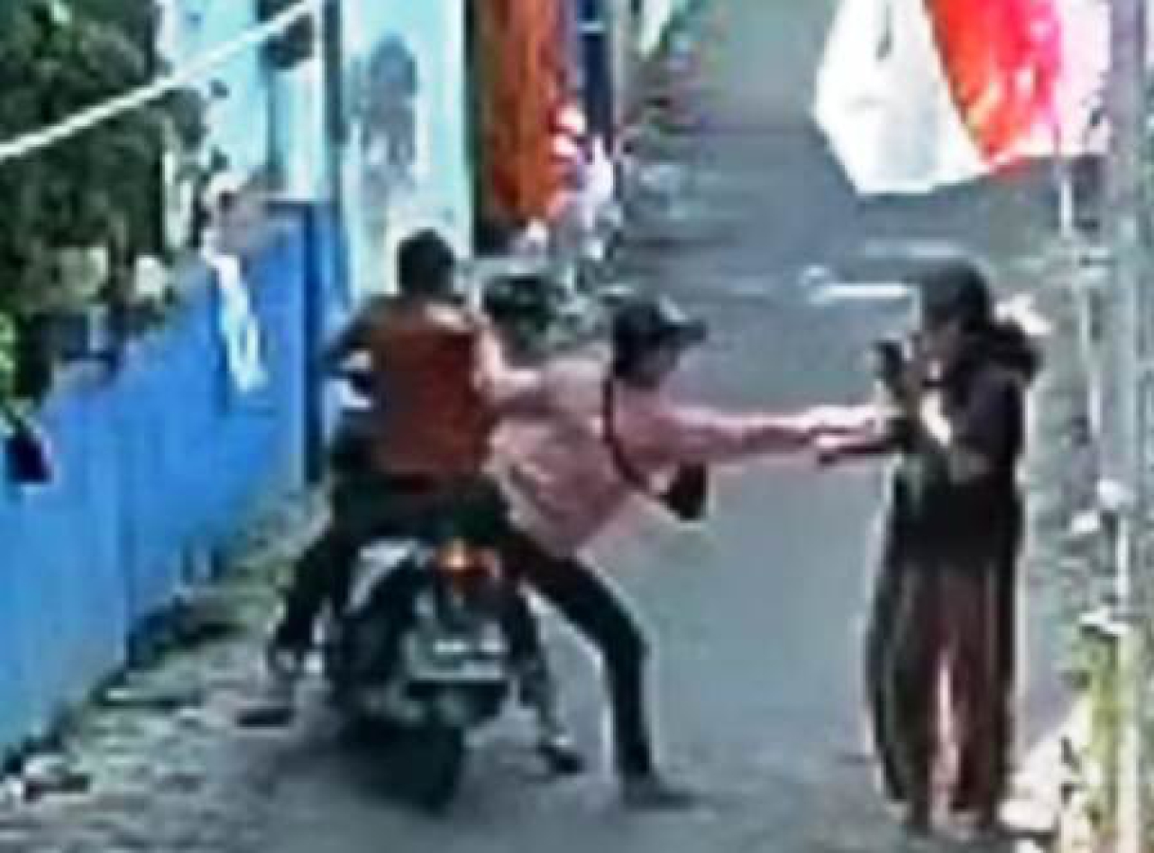 Panji dan Firman rampas ponsel di Kampung Pandugo.