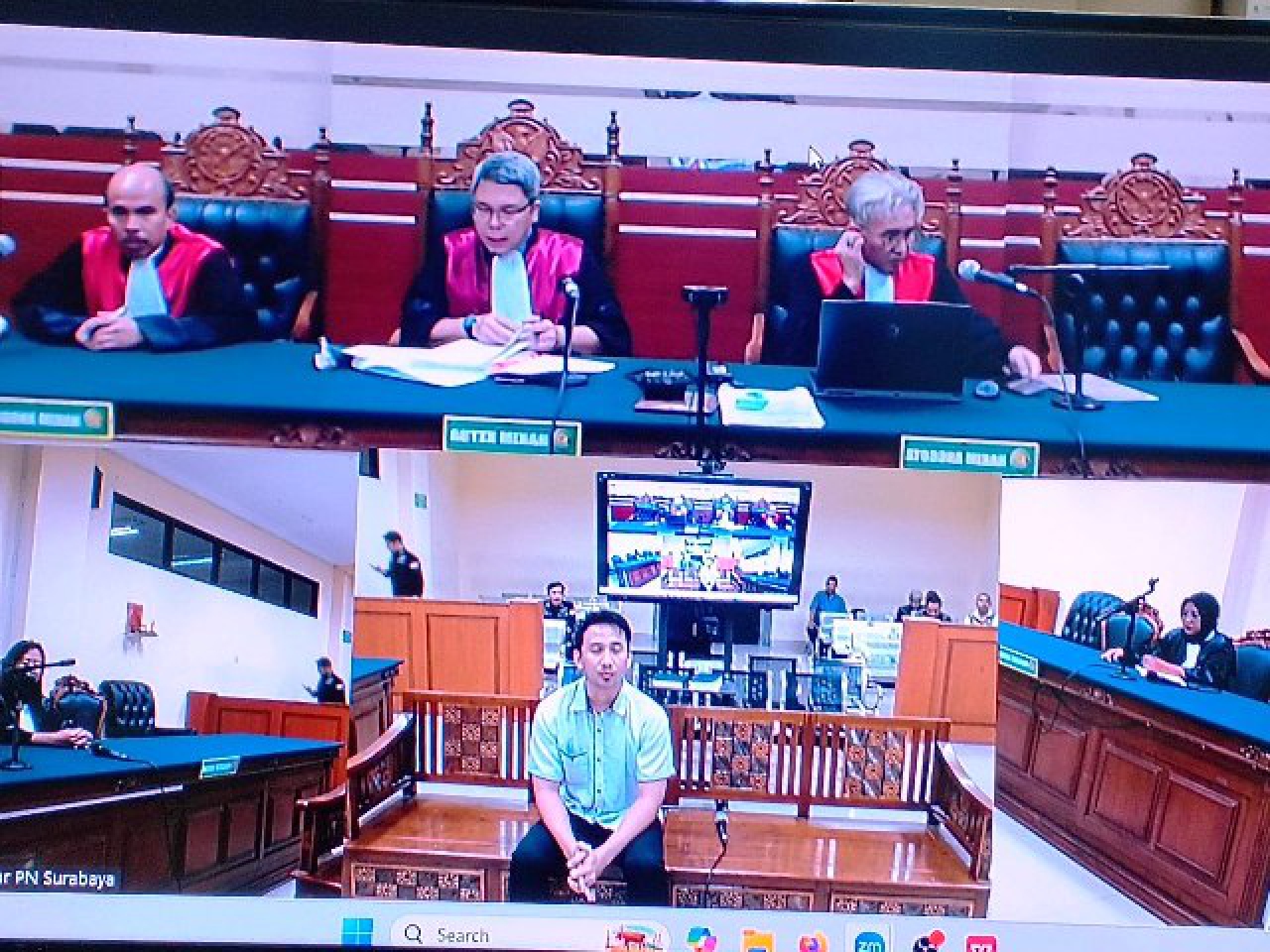 Terdakwa Ivan Daud Punu mendengar putusan Hakim.