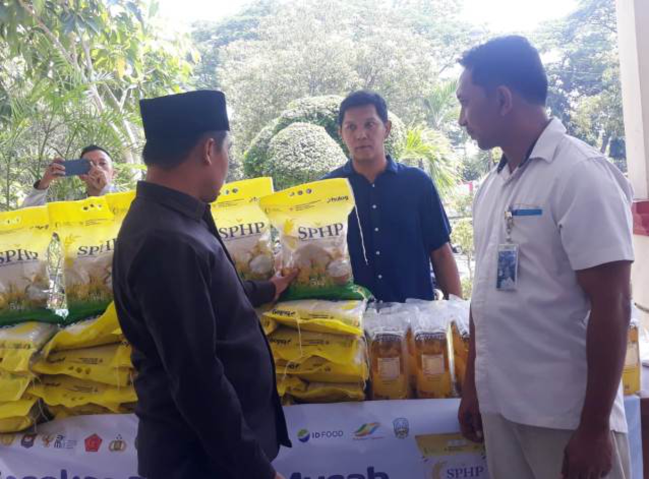 Wali Kota Pasuruan Adi Wibowo tinjau bahan pangan murah.