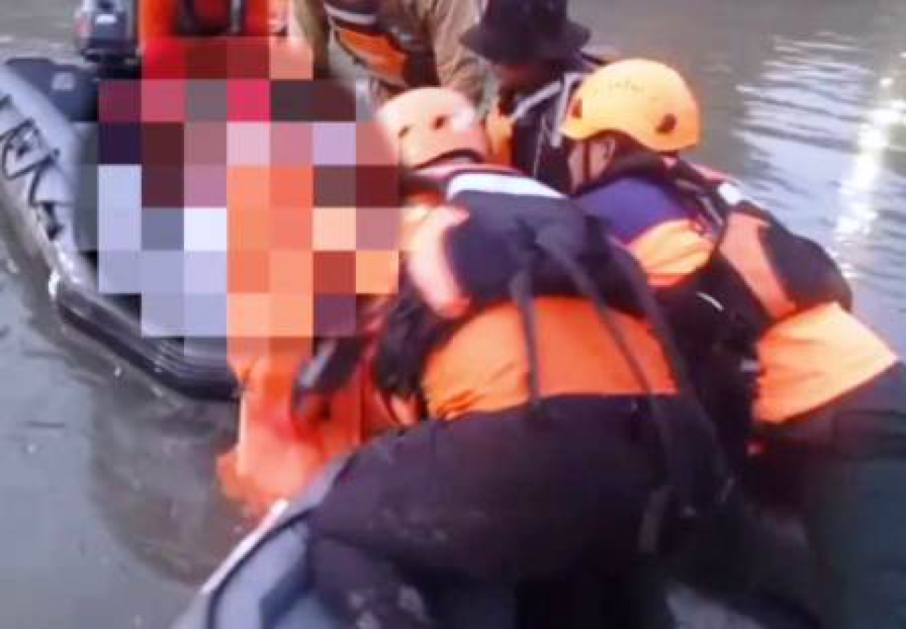 Mayat Agus Susanto saat dievakuasi.