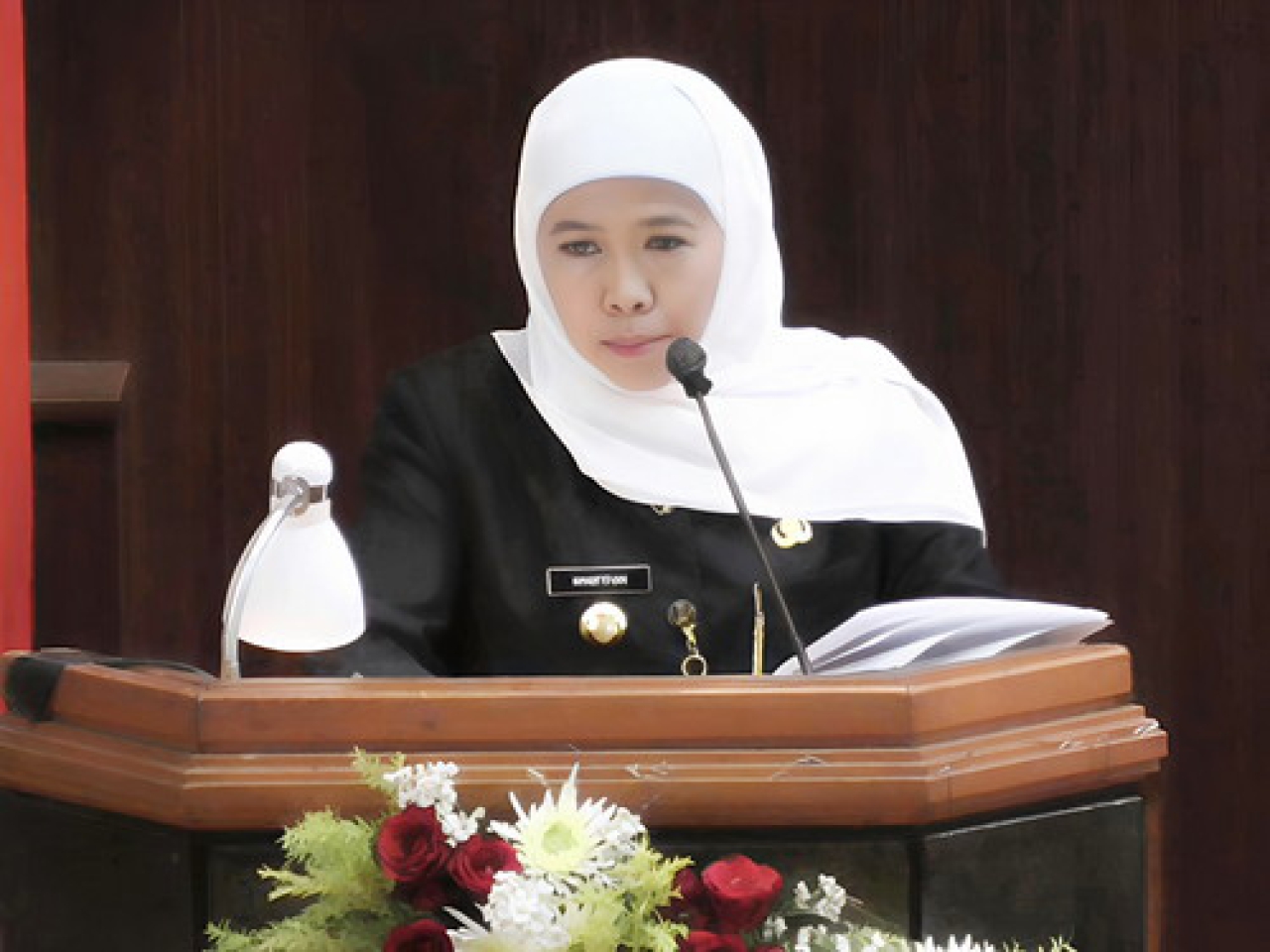 Gubernur Jawa Timur Khofifah Indar Parawansa saat memaparkan capaian Pemprov Jatim di hadapan DPRD Jatim dan Menko Polhukam 2019-2024 Mahfud MD, Minggu, (12/10/2025).