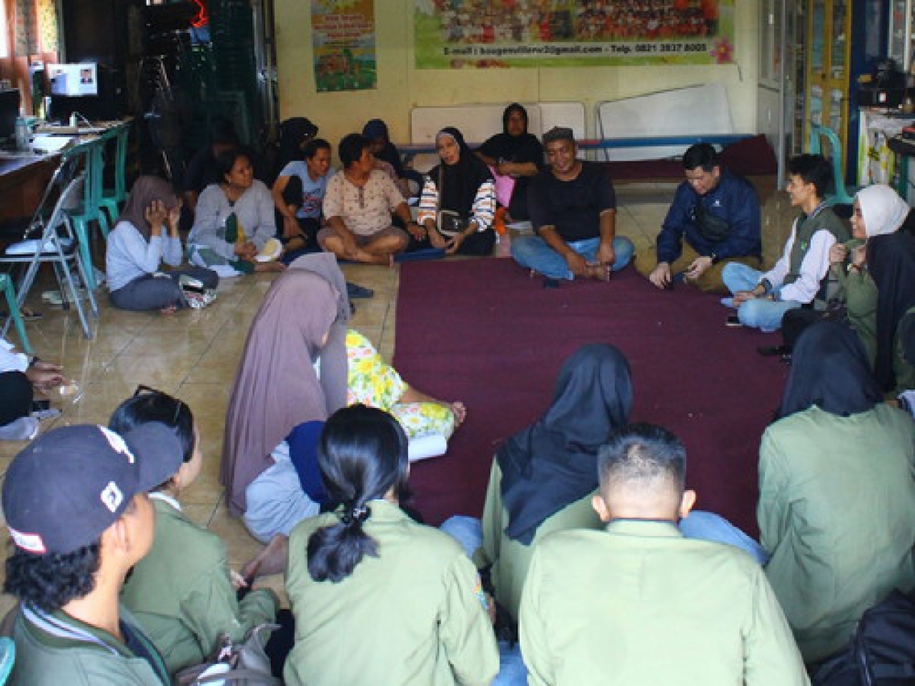 Kelompok 1 SDGs UPN “Veteran” Jawa Timur saat berdiskusi dengan warga RW02 Kelurahan Pacarkeling Surabaya, Selasa, (14/10/2025).