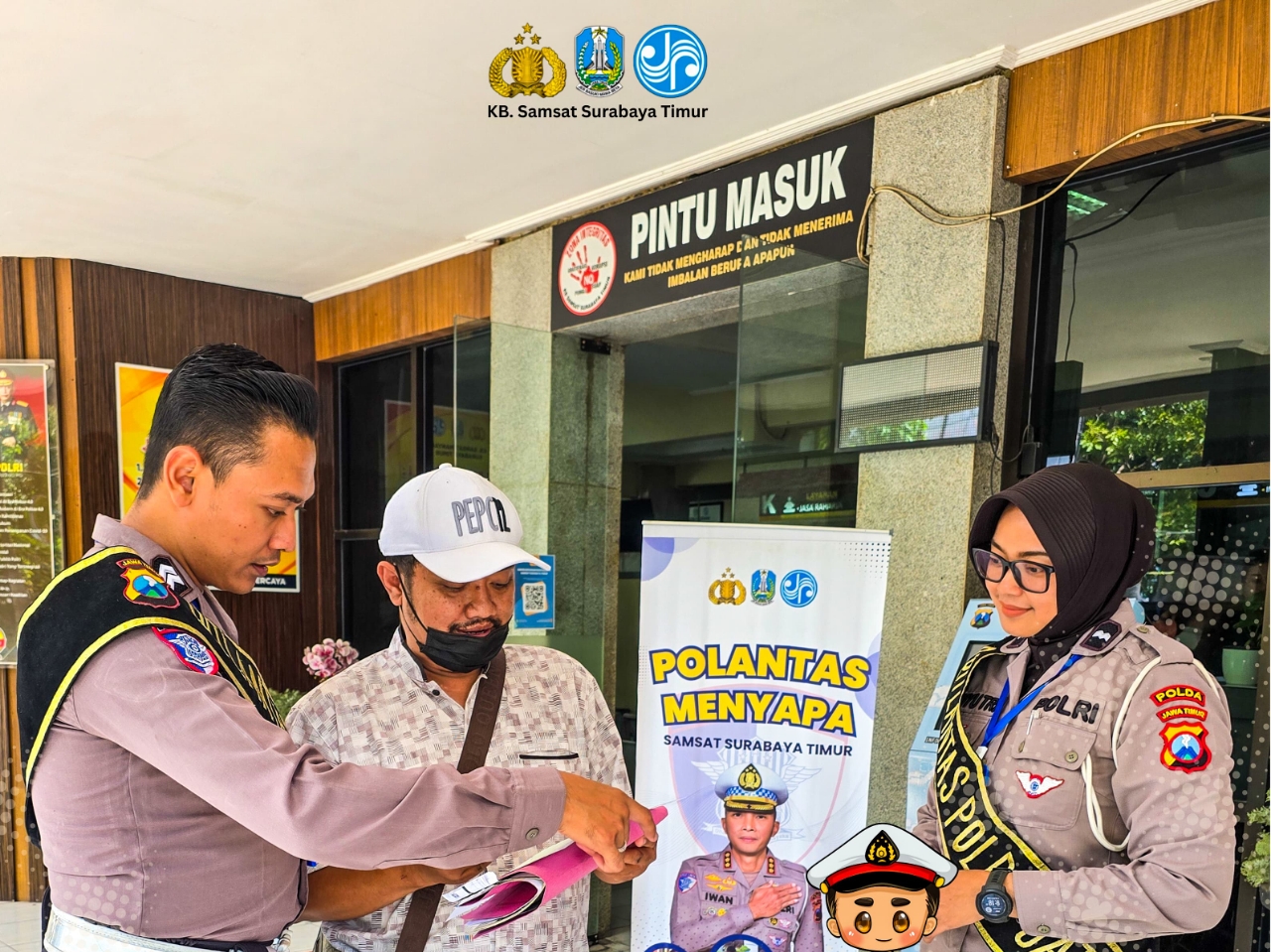 Petugas Polantas Menyapa wajib pajak kendaraan bermotor di Samsat Manyar (Surabaya Timur), Selasa, (28/10/2025).