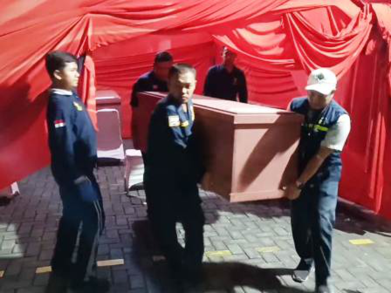 petugas membawa peti jenazah korban Ponpes Al Khozinny