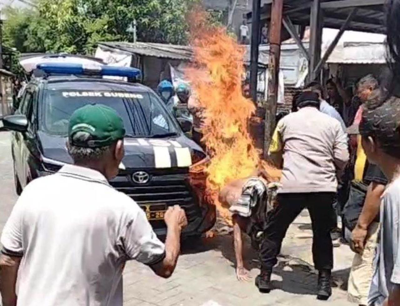 Maling motor dibakar didepan polisi.