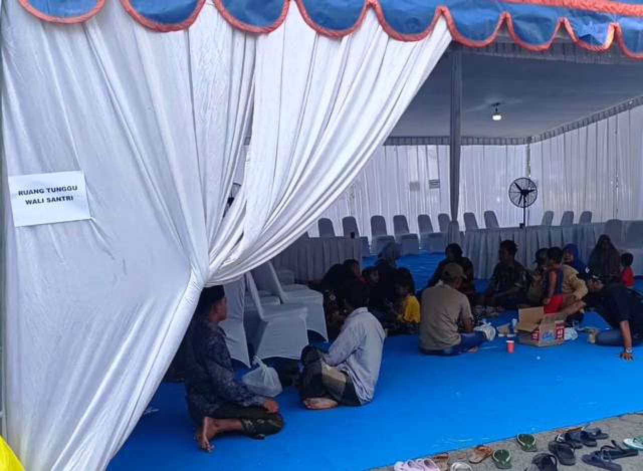 Menanti Cemas, Keluarga Korban Ponpes Al Khoziny Menginap di RS Bhayangkara Polda Jatim