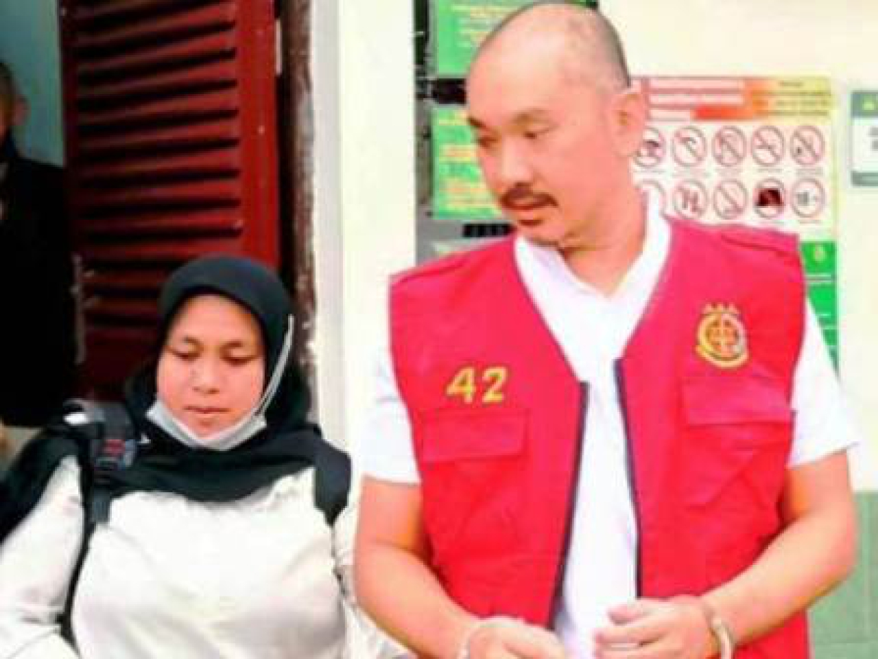 Royce Muljanto gunakan rompi tahanan.