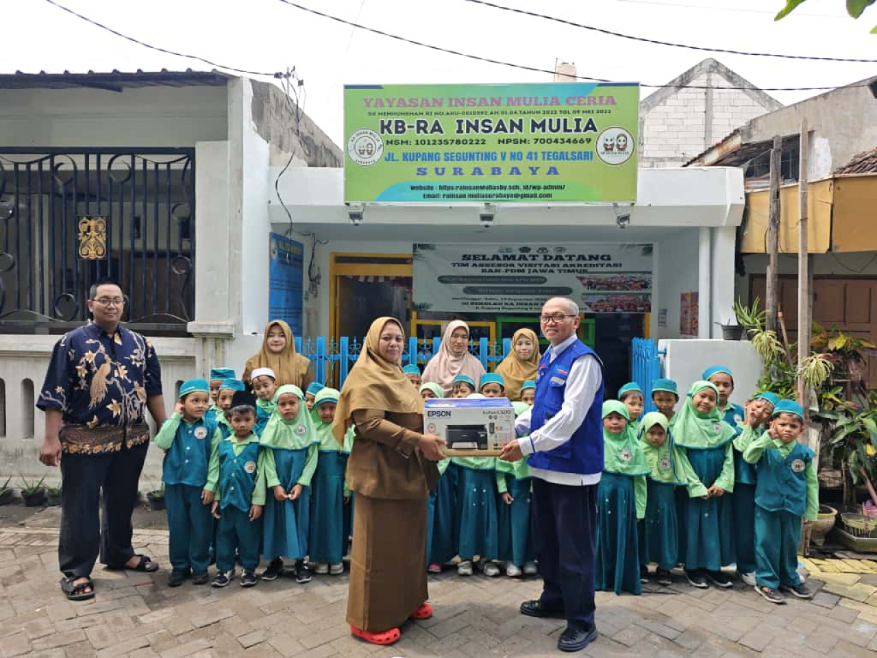 Penyerahan secara simbolis komputer dan printer dari Direktur Operasi TPS, Noor Budiwan, kepada Ketua Yayasan Insan Mulia.