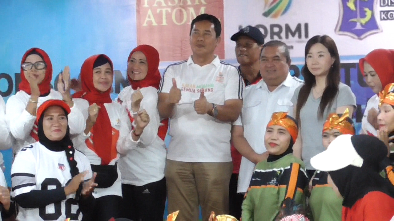 Kadisbudporapar Surabaya Hidayat Syah (keempat berdiri dari kanan), Ketua KORMI Kota Surabaya, Muhammad Sunar (kelima berdiri dari kanan) bersama panitia dan peserta lomba Senam SABI di Atom Mall.