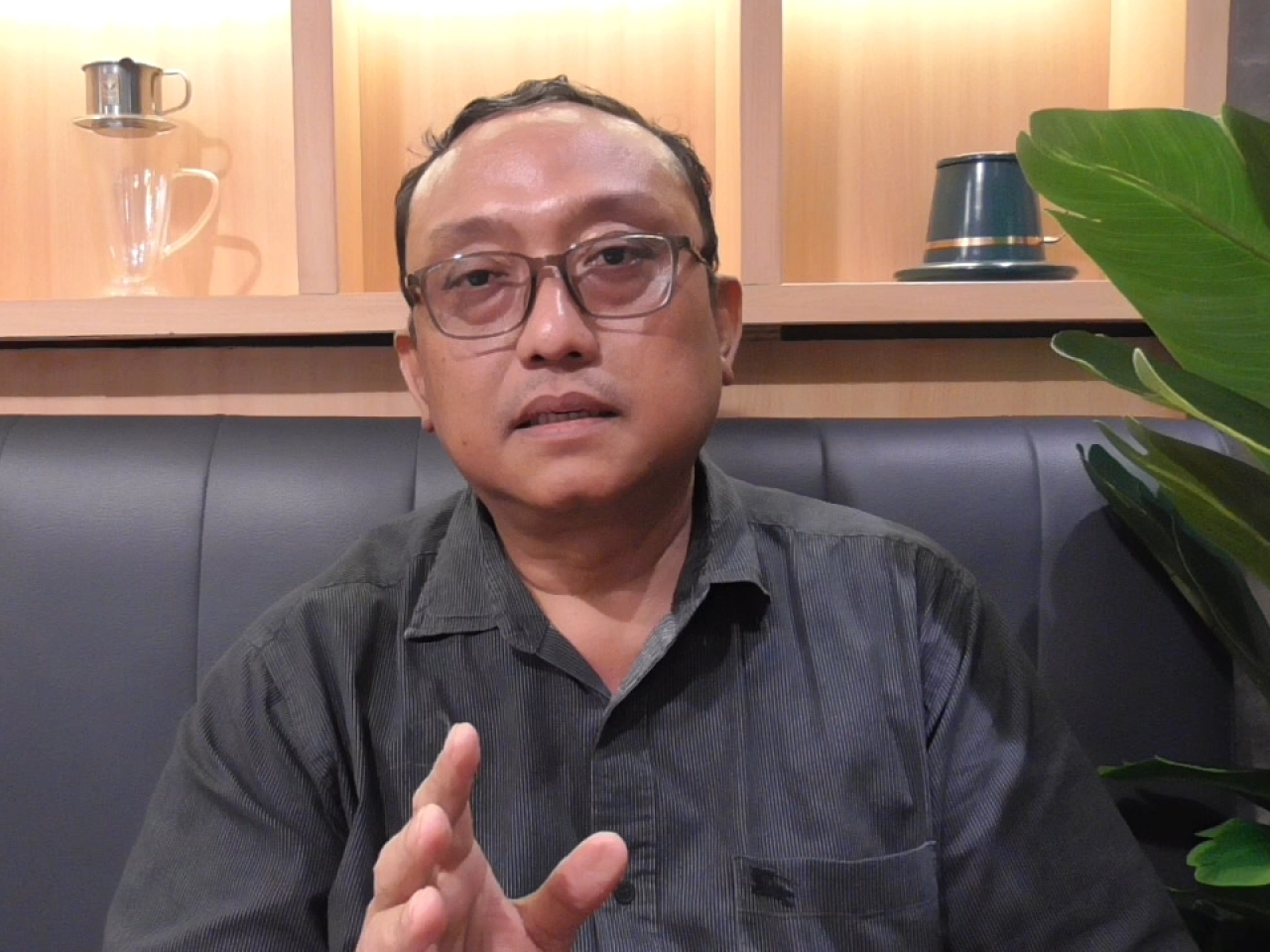 Andik Fajar Prakoso saat memberikan keterangan pers terkait kerugian akibat pemotongan sepihak oleh Superindo, Rabu, (19/11/2025).