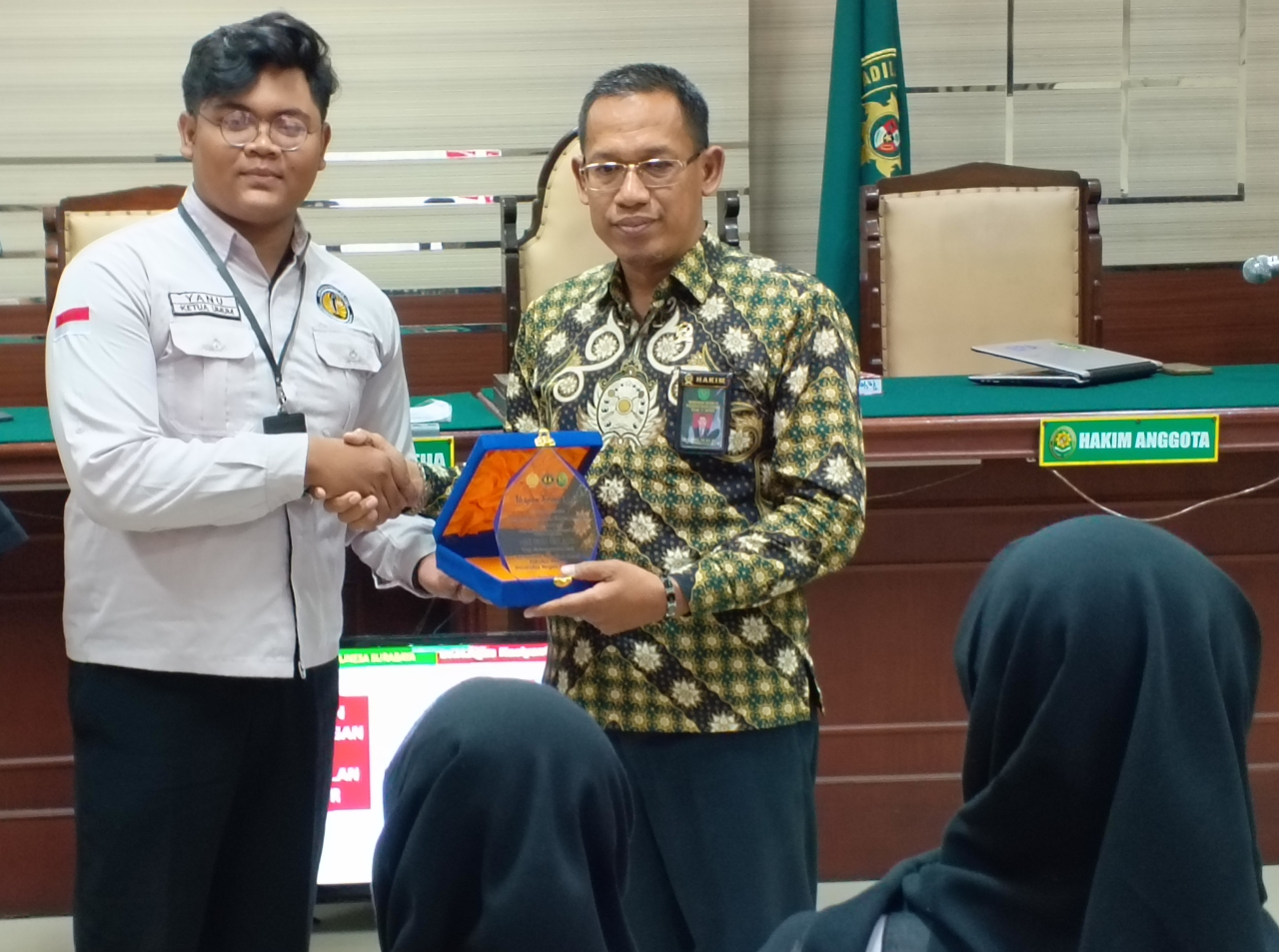 (Kanan) Agus Kasiyanto menerima cinderamata dari Mahasiswa Fakultas Hukum Unesa.
