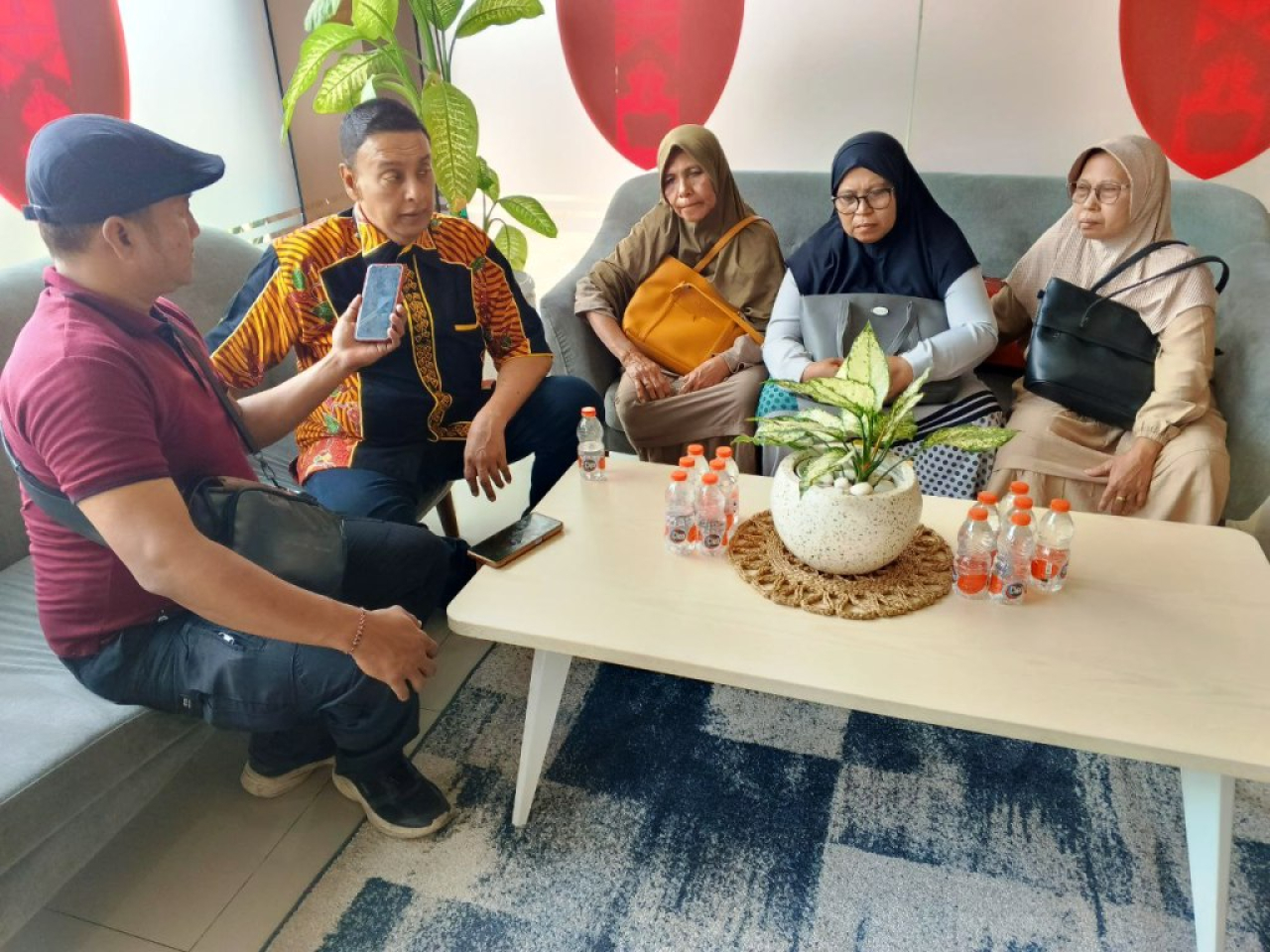 Pengacara Azam Khan mendampingi Aida, Atik Susiati dan Asriyani, di Propam Polda Jatim.