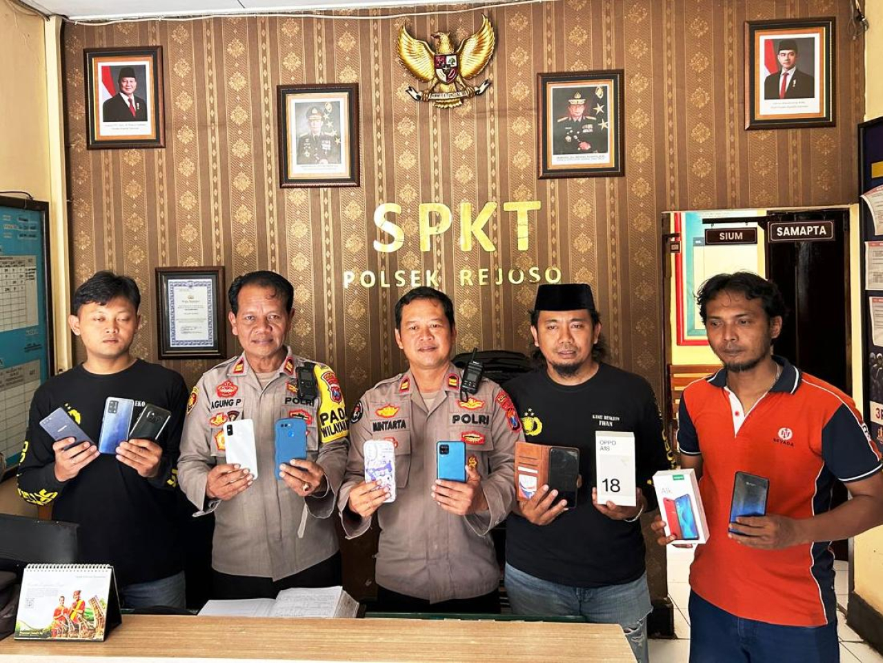 Polisi pamer bukti tangkapan pencurian handpone.