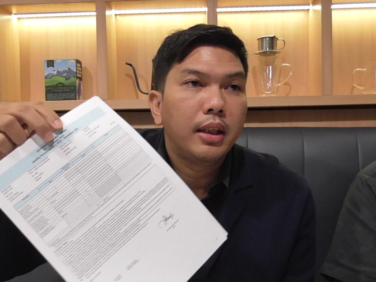 Rangga Prihandana, Kuasa hukum Andi Fajar Prakoso menunjukkan lembaran dasar pemotongan invoice yang dilakukan Superindo, namun tak pernah dijelaskan sebelumnya,Rabu, (19/11/2025).