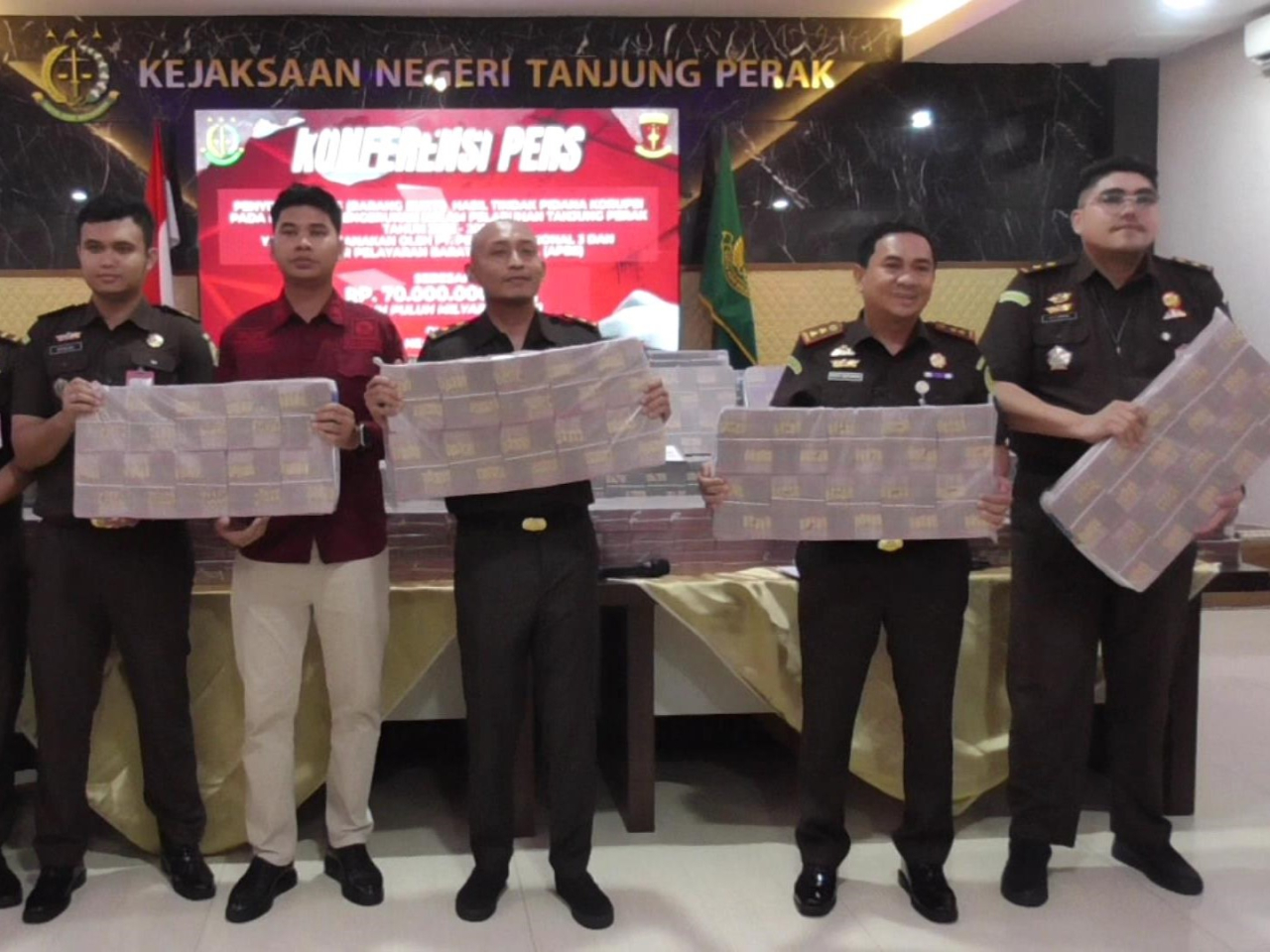 Kejari Tanjung Perak Surabaya pamer uang tunai Rp70 miliar dari kasus dugaan tindak pidana korupsi pemeliharaan kolam pelabuhan, Rabu (5/11/2025).