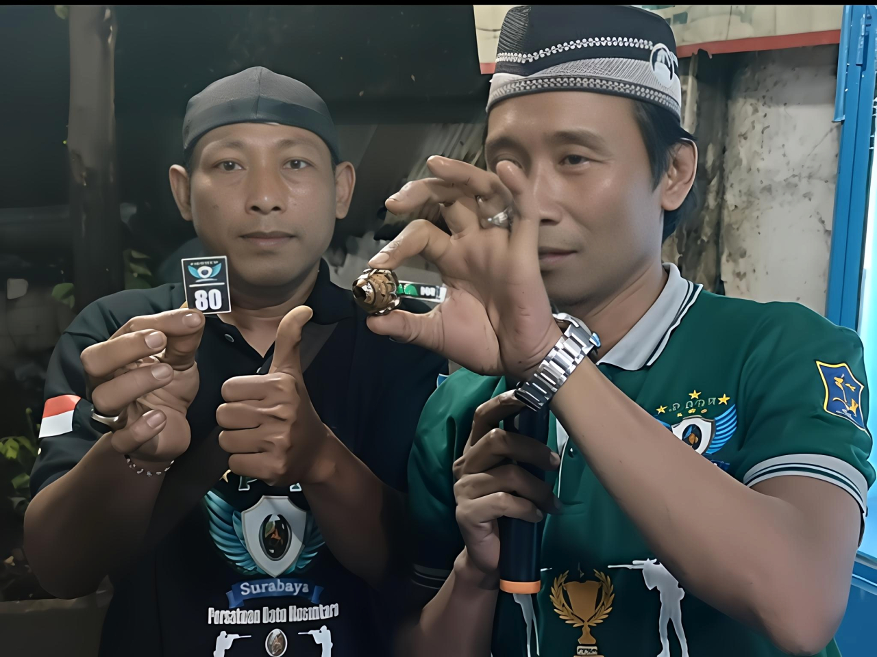 Sunyoto, penyelenggara kontes menunjukkan batu akik milik salah satu peserta yang sudah diuji kekebalannya.