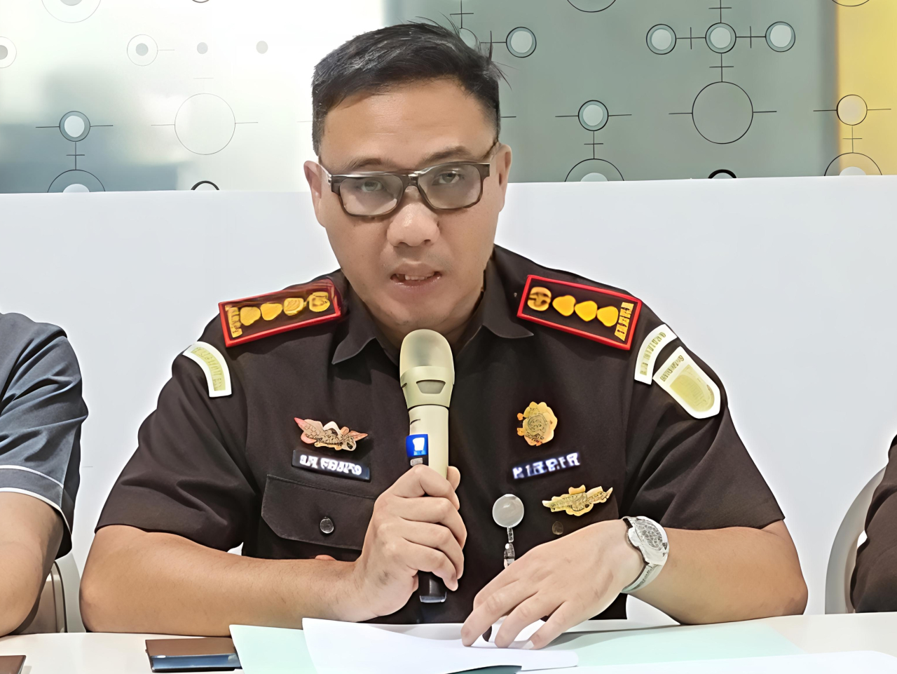 Kepala Kejaksaan Negeri Surabaya Ajie Prasetya saat penyampaian hasil ANEV (Analisa dan Evaluasi) 2025.