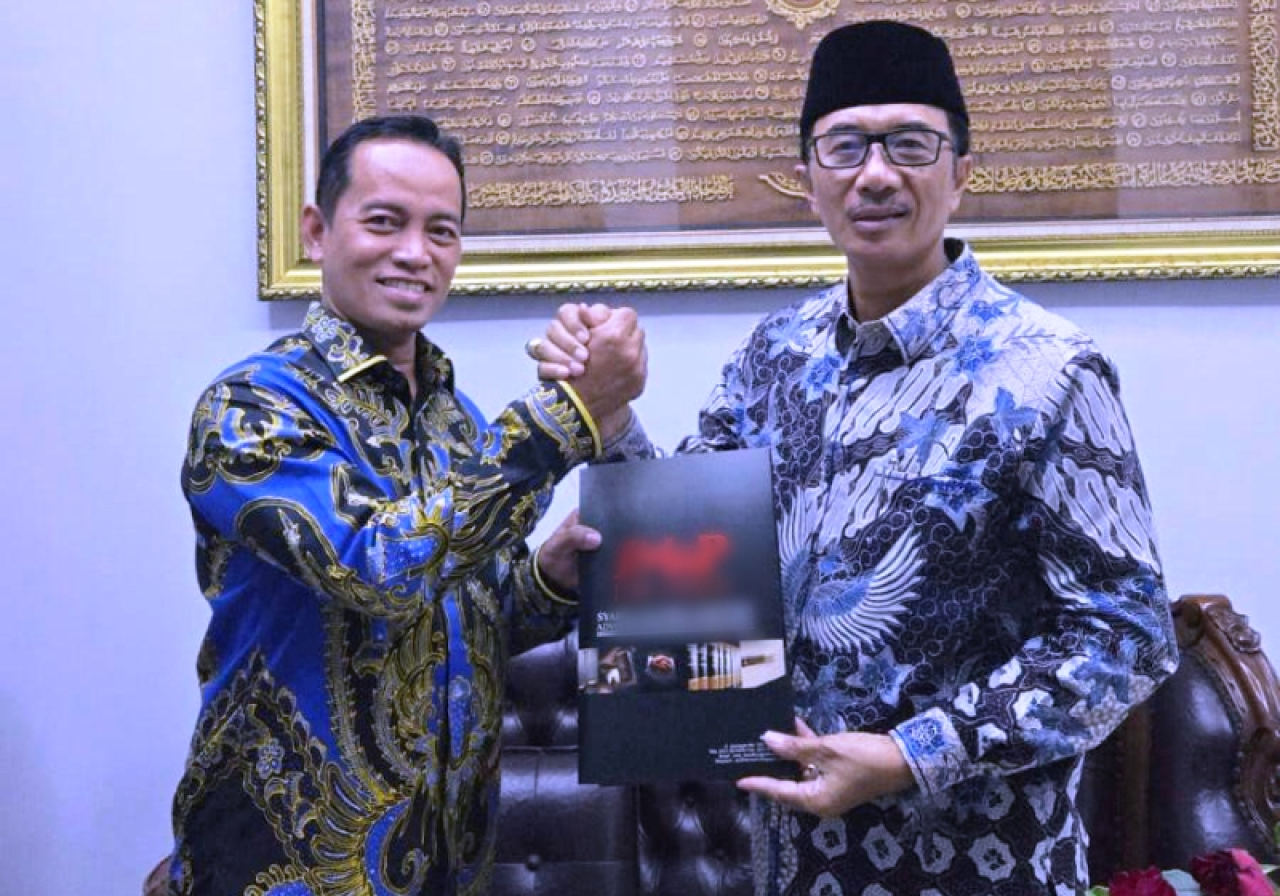 (dari kiri) Zaenal Fandi dan Syaiful Ma'arif berjabat tangan.