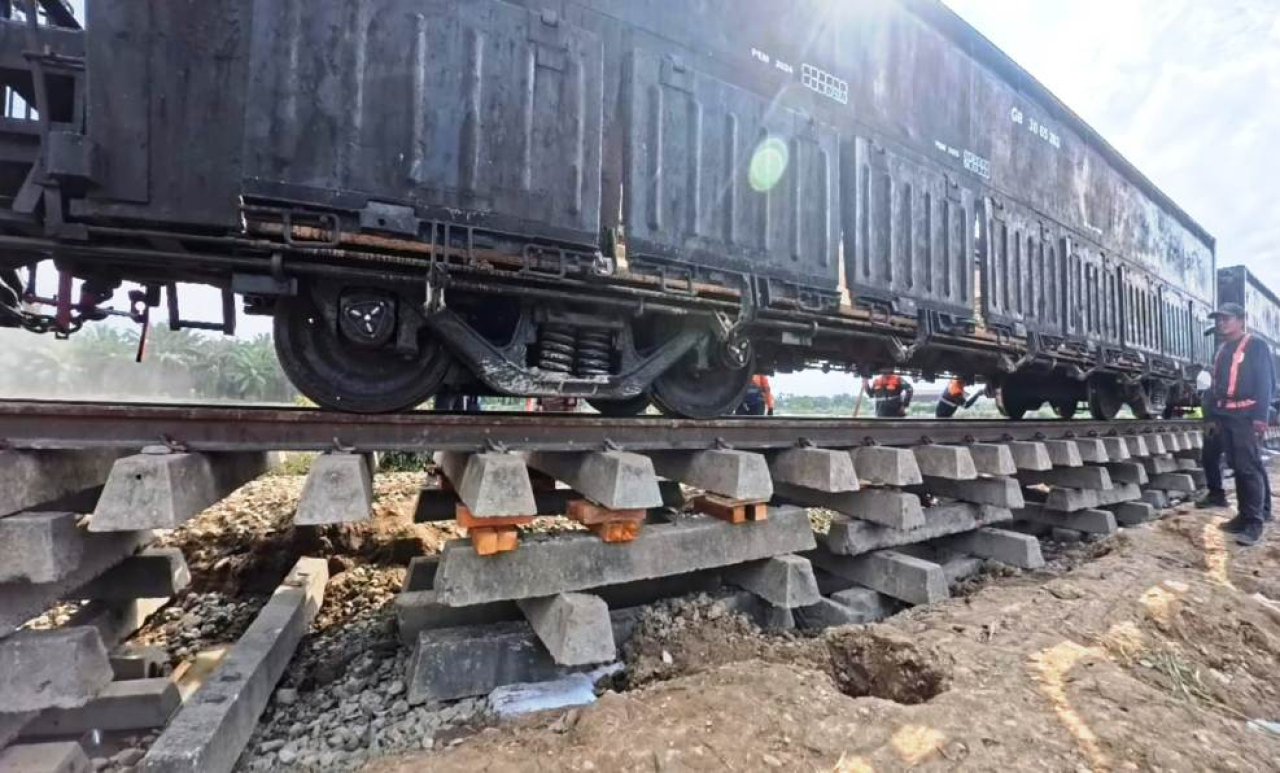 Perbaikan lintasan Kereta Api di Sumatera.