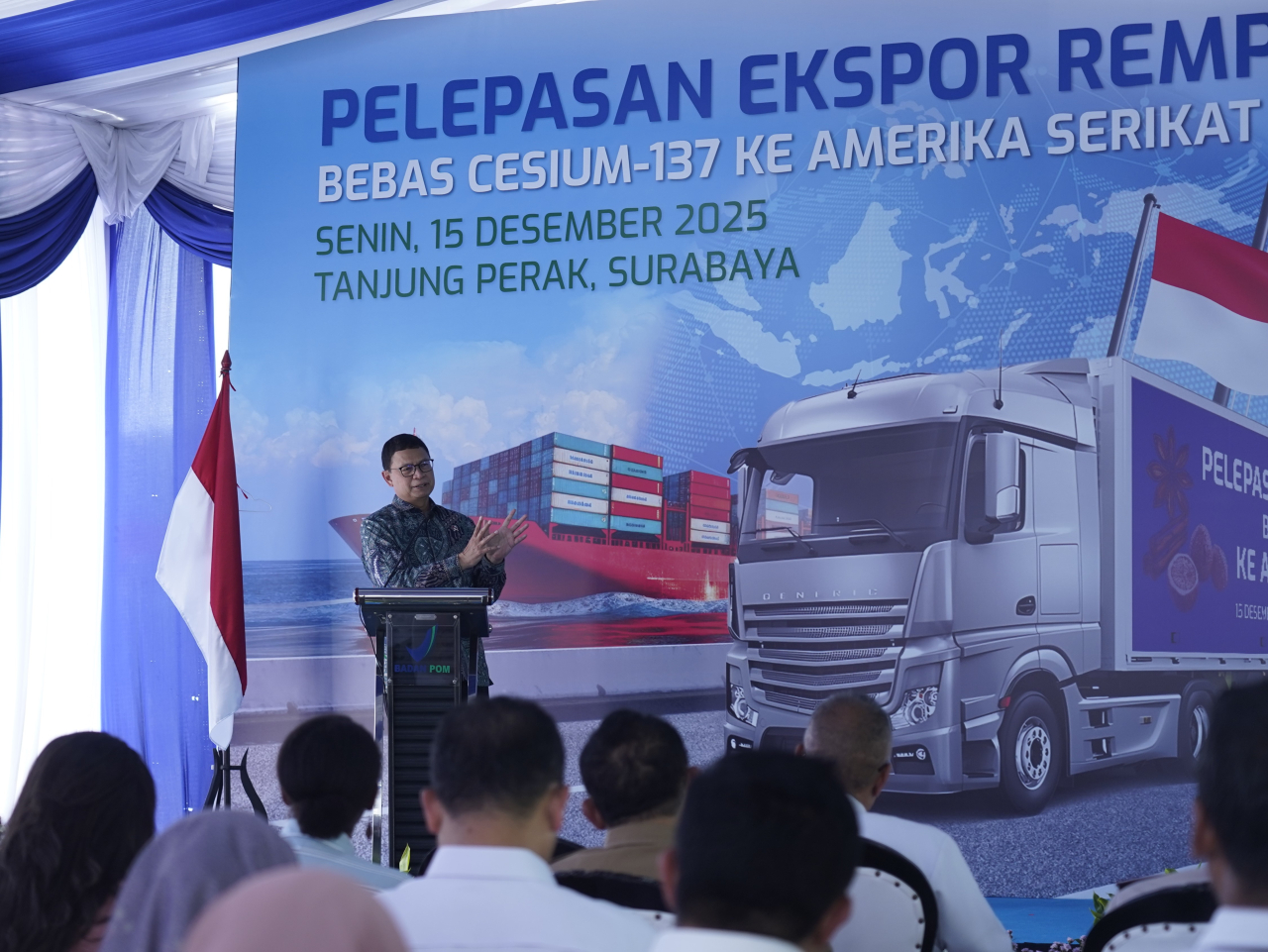 Kepala Badan POM RI, Taruna Ikrar, saat memberikan sambutan pada acara Pelepasan Ekspor Rempah ke USA, di PT Terminal Petikemas Surabaya, Senin, (15/12/2025).
