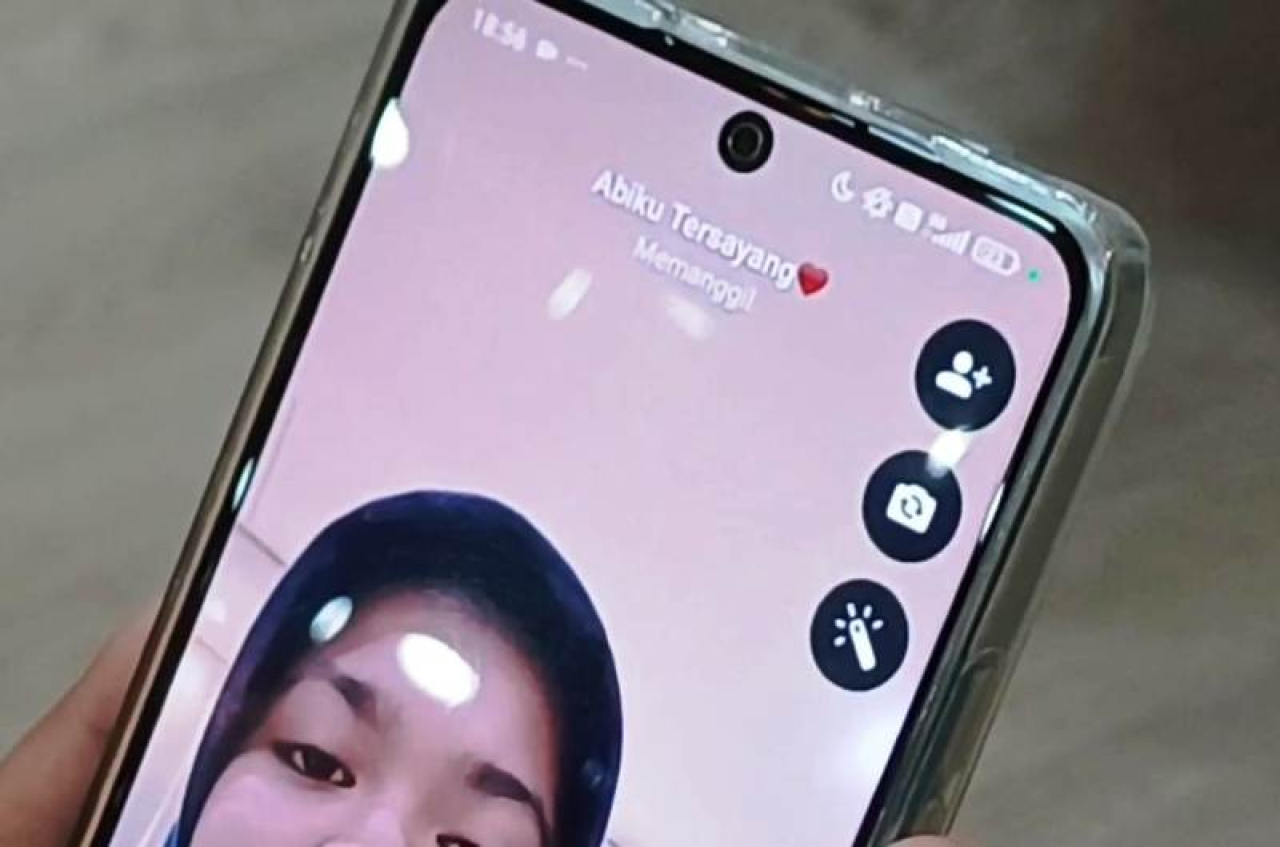 Nayla Firzatullah Azmi saat menghubungi ayahnya.