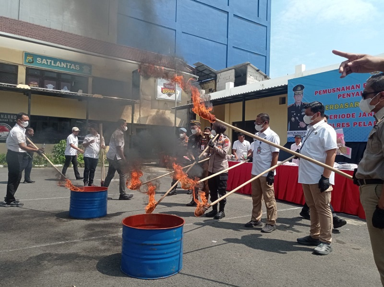 Proses pemusnahan barang bukti Narkoba oleh Polres Pelabuhan Tanjung Perak Surabaya, Rabu, (10/12/2025).