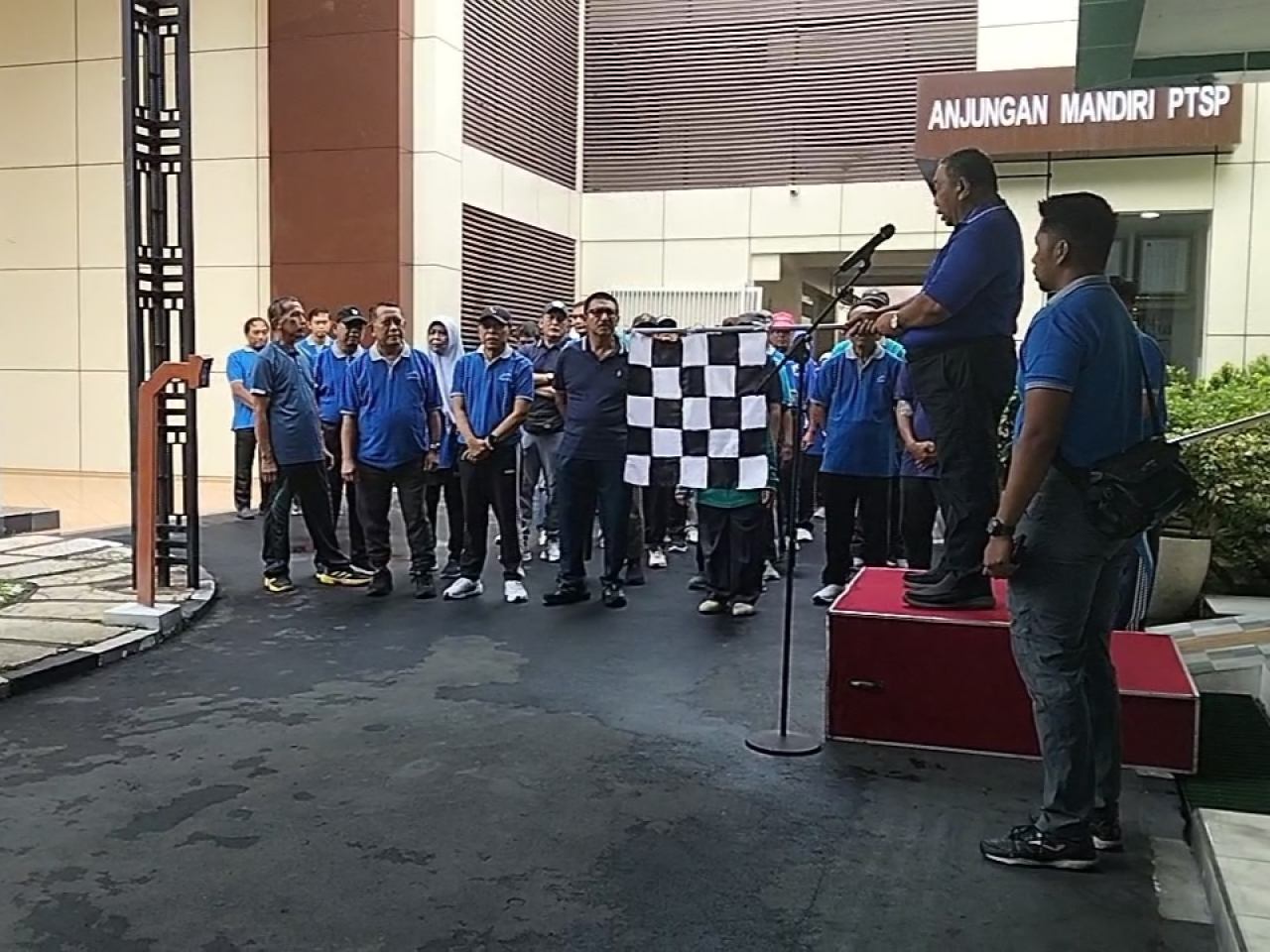 Ketua Pengadilan Tinggi Surabaya Sujatmiko membuka start jalan sehat bersama, Jumat, (02/01/2026).