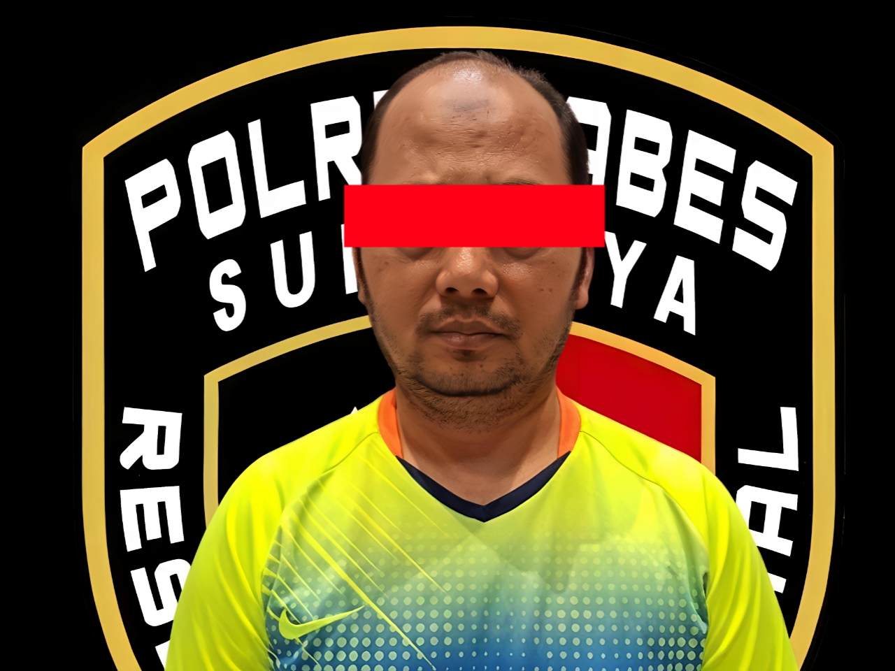 Tersangka Ganda Hadi Wijaya saat diamankan petugas di Polrestabes Surabaya.