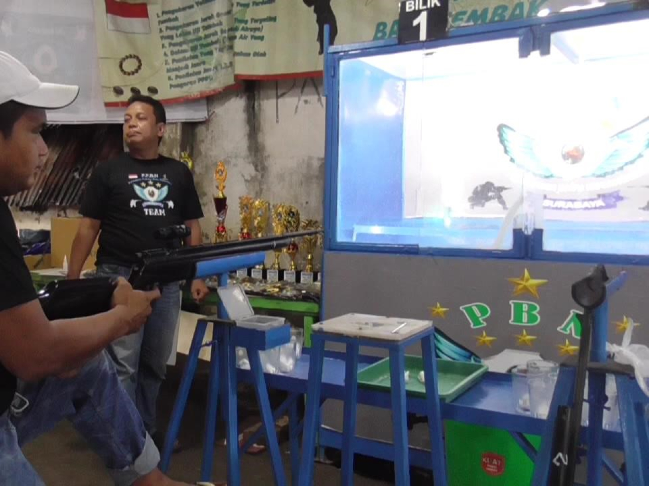 Proses pengujian kekebalan batu alam dengan senapan angin dalam lomba PBN, Sabtu, (0/0/2026).