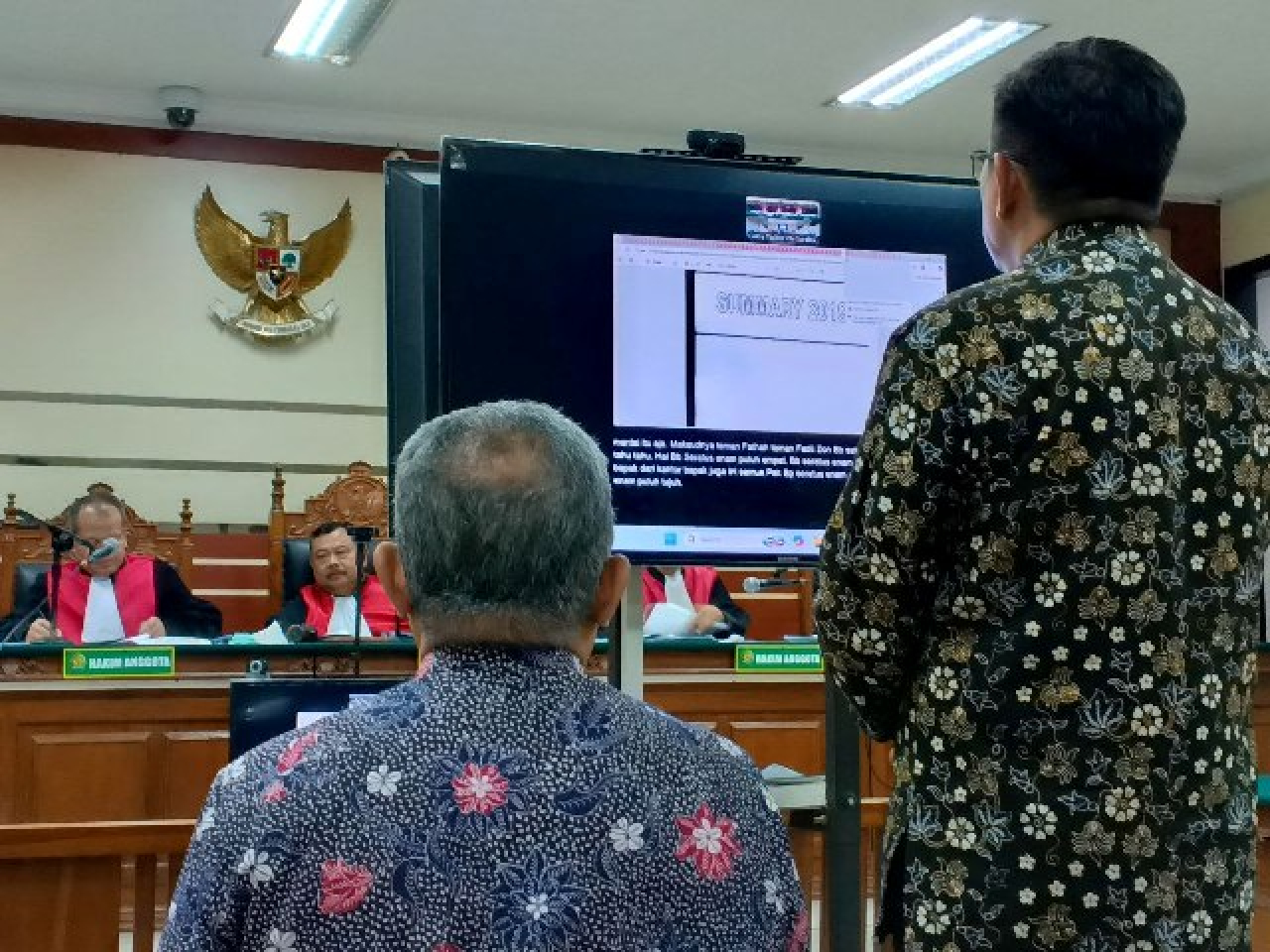 (dari kiri) Baju Trihaksoro dan Andik Fadjar Tjahjono.