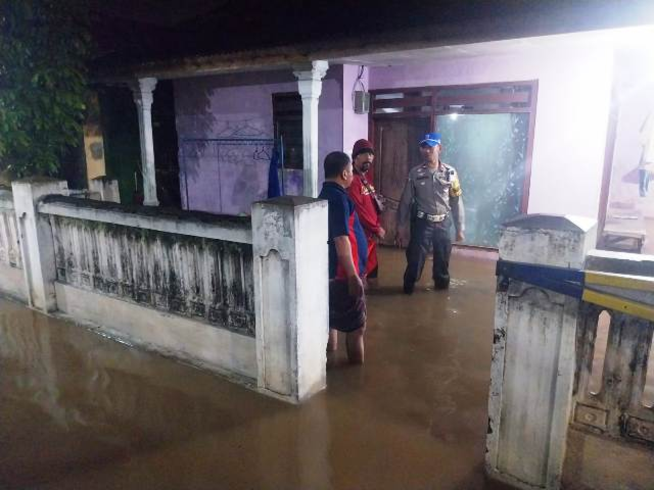 Petugas saat di rumah penduduk Kedawung Kulon, Grati.