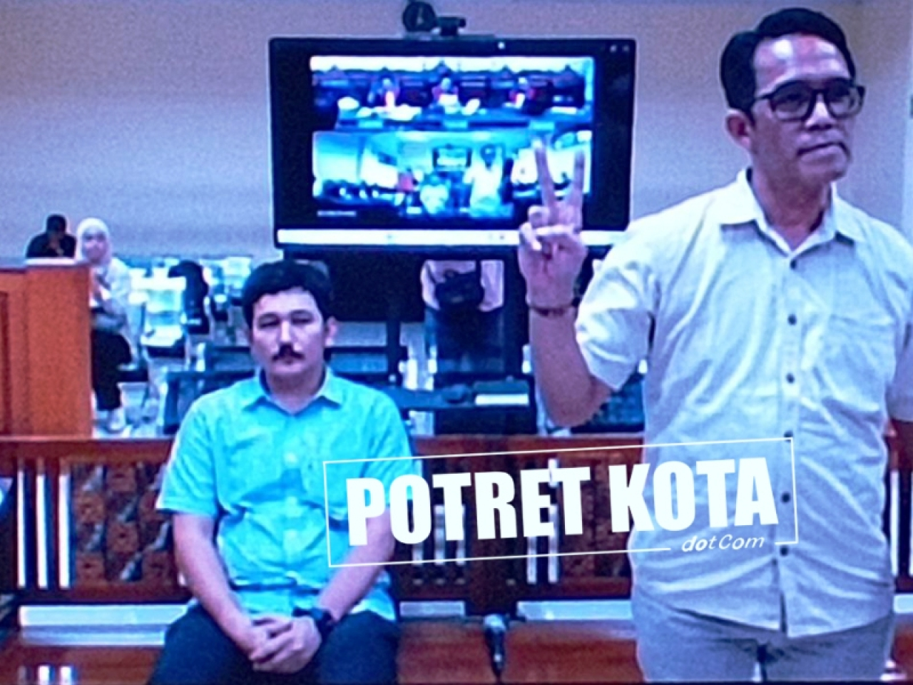 (duduk) Miftakhul Huda (berdiri) Jantri Widodo.