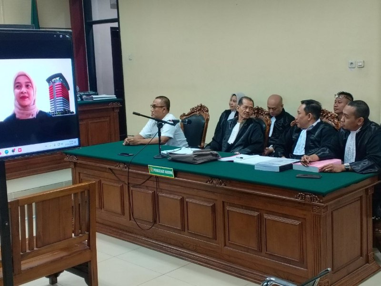 Hafida Rifkia saat menerangkan gratifikasi melalui teleconference.