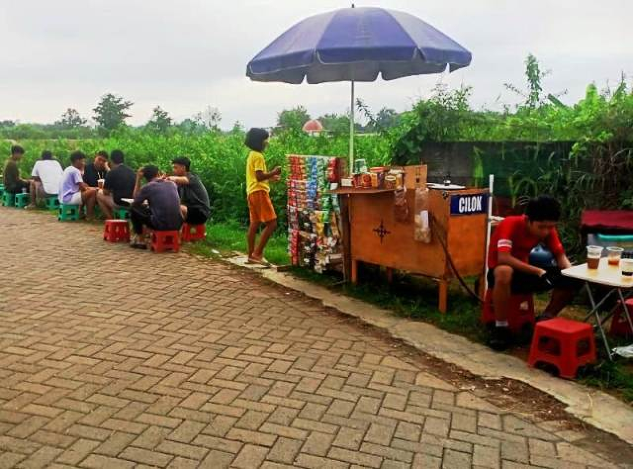 Penjual kopi keliling di dekat Tol Pohjentrek Kota Pasuruan.