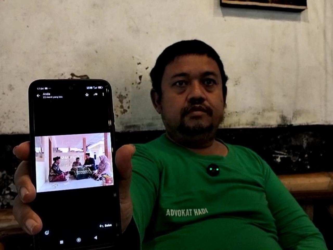 Muchamad Aulia Sunaryohadi, kuasa hukum tersangka Ganda Hadi Wijaya menunjukkan proses pernikahan siri Ganda CA, Kamis, (15/01/2026).