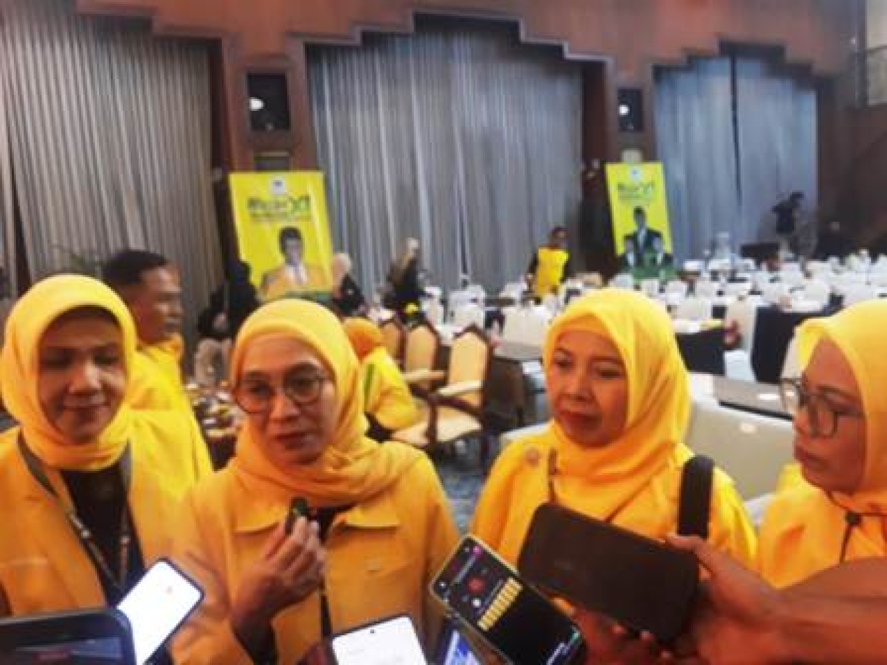 Nik Sugiarti (kacamata)