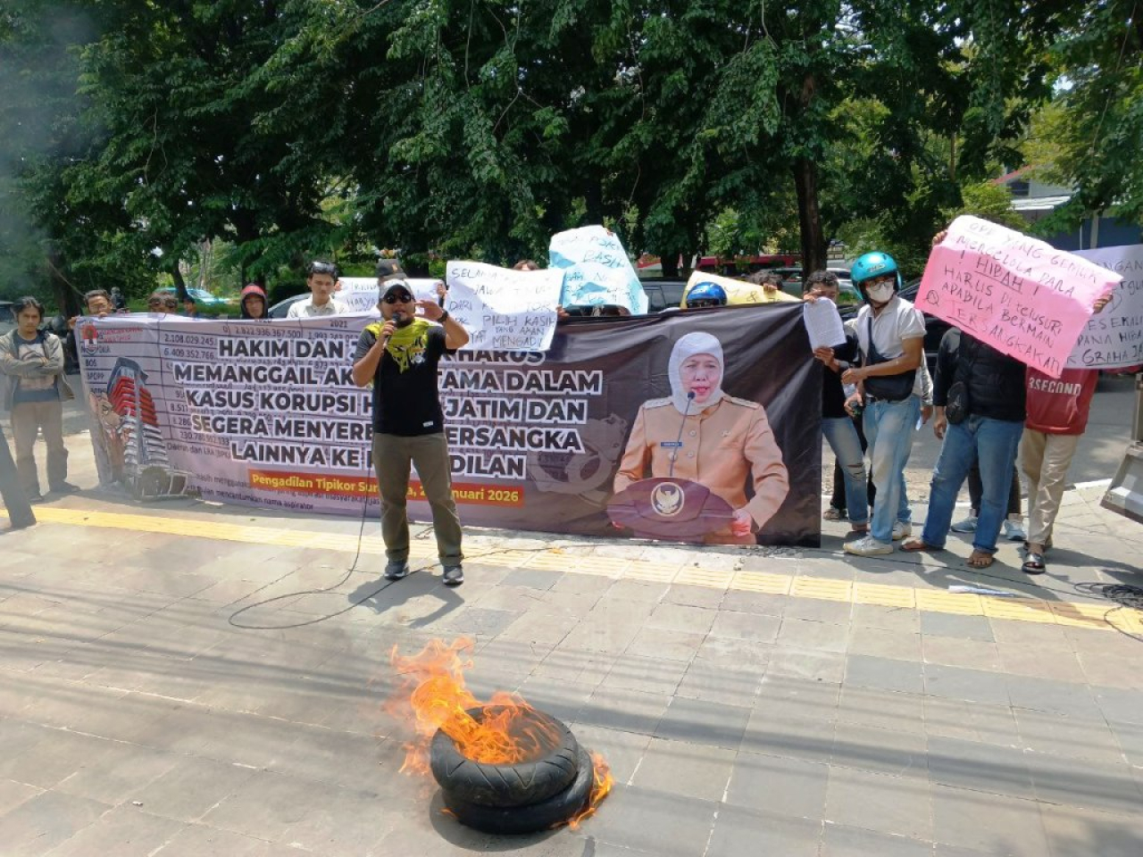 Pendemo Minta KPK Bongkar Hibah Non Pokir Gubernur Khofifah