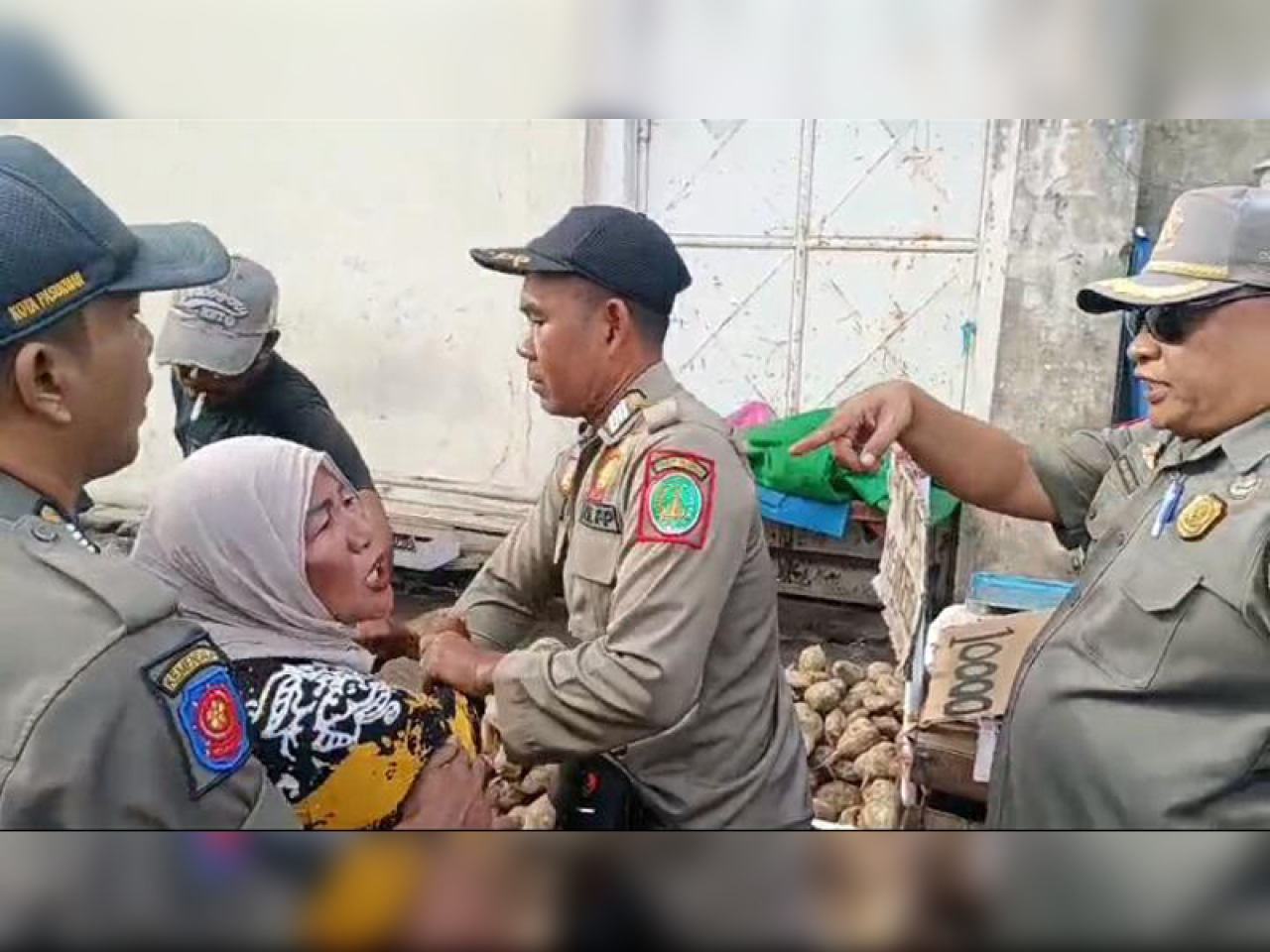 Salah sati pedagang berontak ditertibkan.