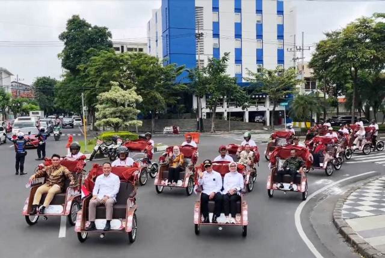 Presiden Prabowo Bagikan 200 Becak Listrik di Surabaya