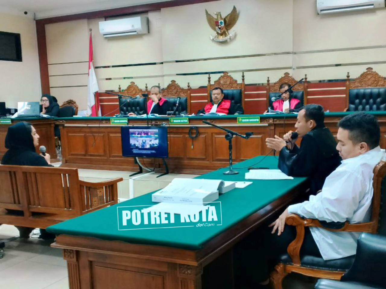 Saksi Puspa Banitri Nare kerudung hitam.