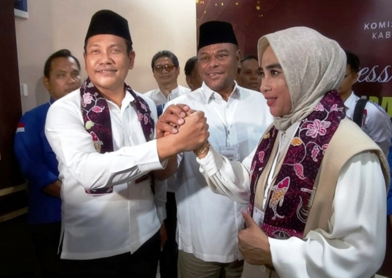 Subandi, Rahmat Muhajirin dan Mimik Idayana saat di KPU Sidoarjo.