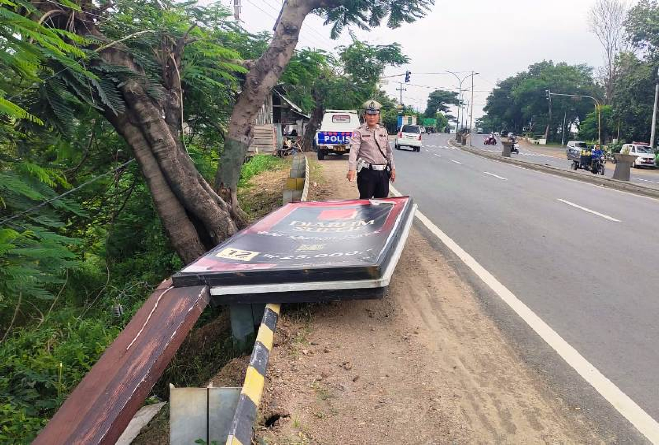 Reklame Rokok Rohob di Depan RSUD Bangil Pasuruan.