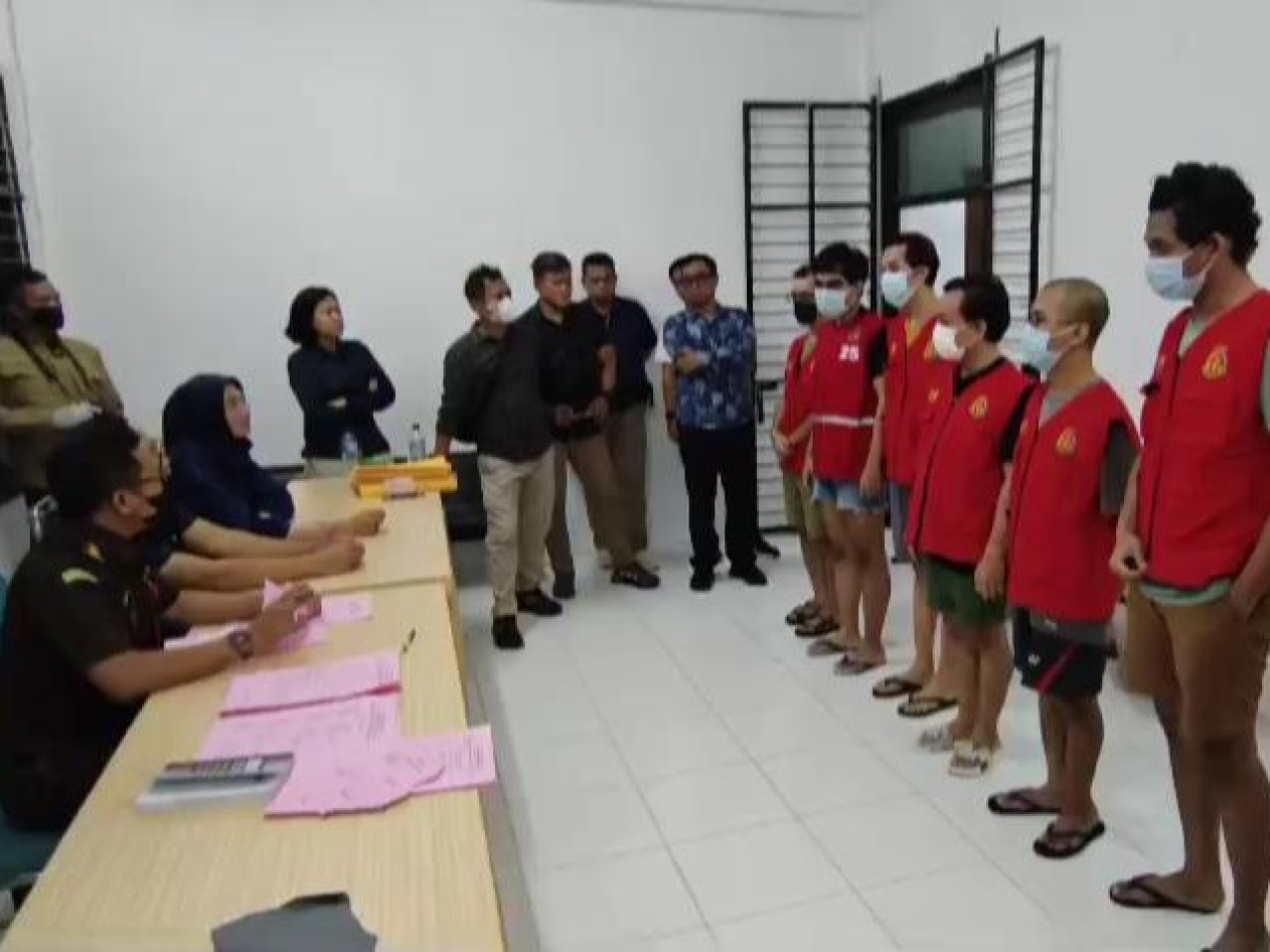 Kejari Surabaya Terima Pelimpahan 34 Tersangka Kasus Asusila di Hotel Ngagel, Kamis, (08/01/2026).