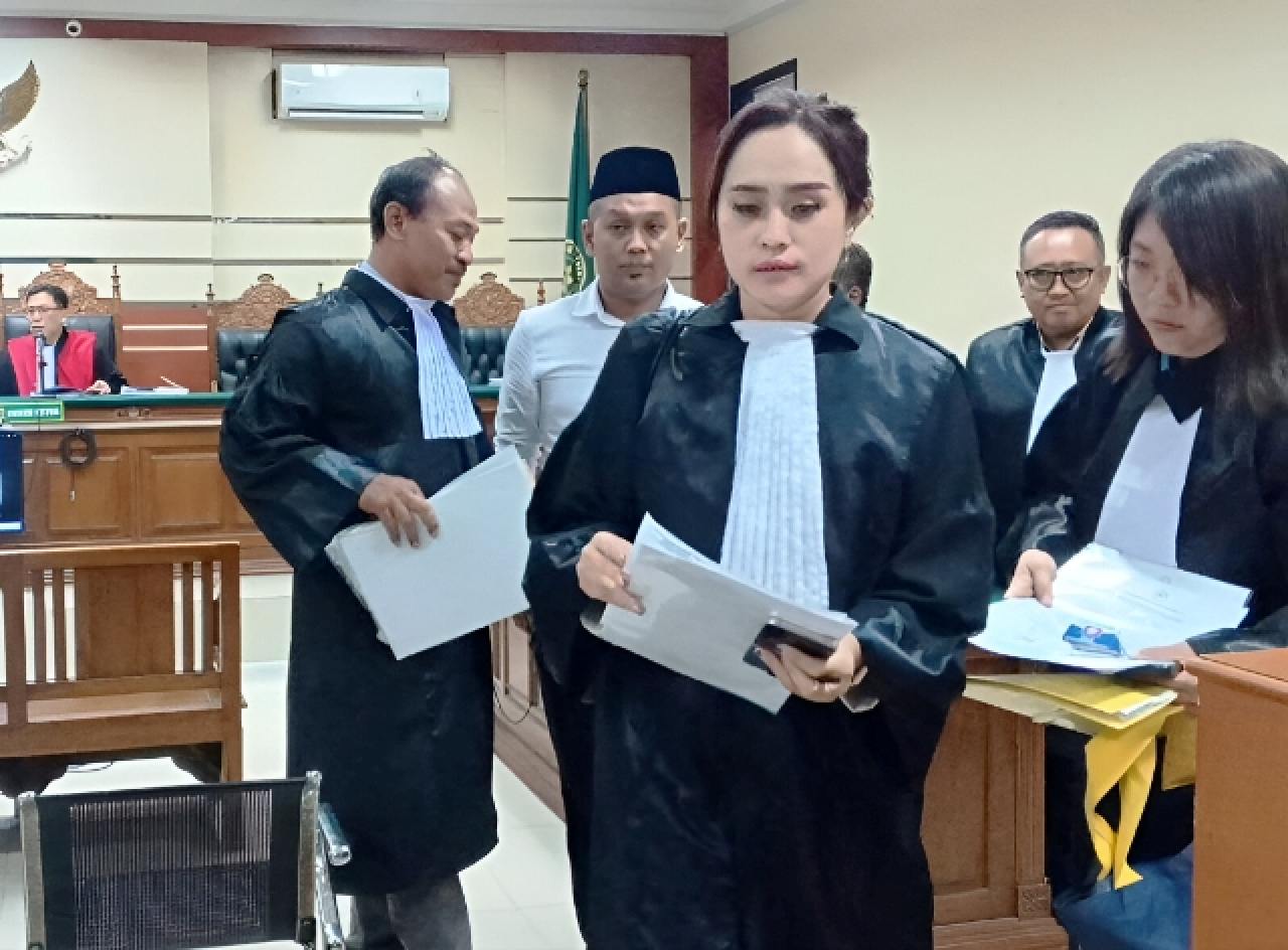 Terdakwa Sucipto baju putih.