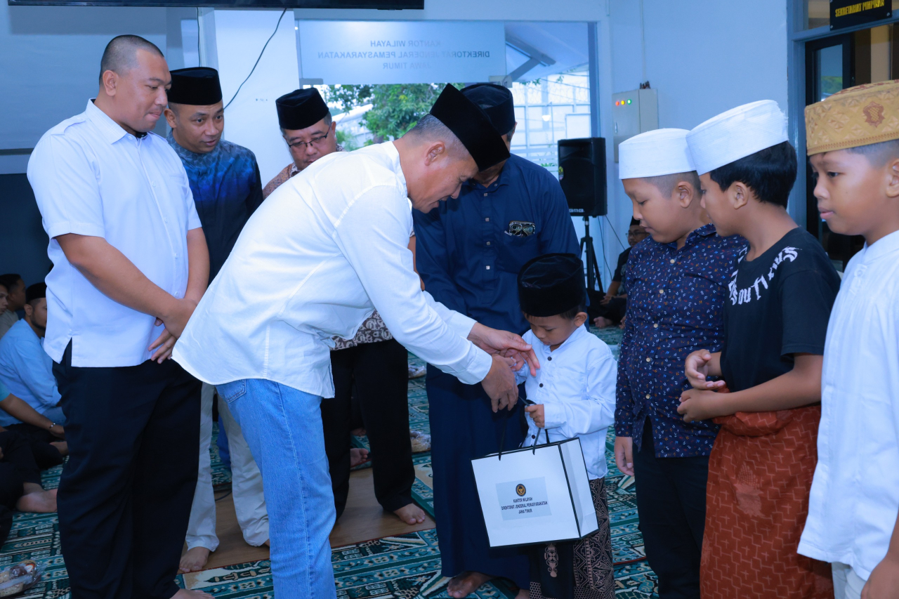 Kakanwil Ditjenpas Kadiyono membagikan santunan kepada sejumlah anak yatim piatu di Sidoarjo, Selasa, (23/02/2026).